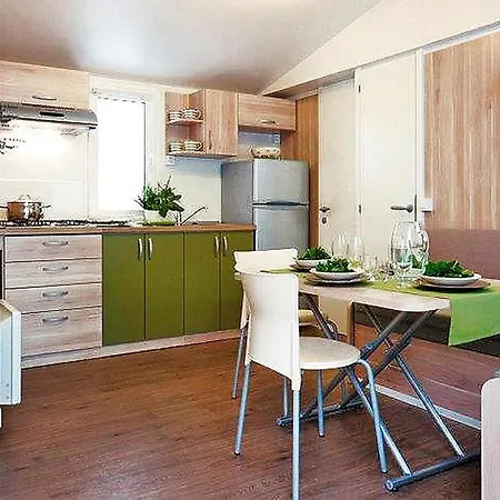 Dom wakacyjny Mobile Homes Camping Kozarica In *