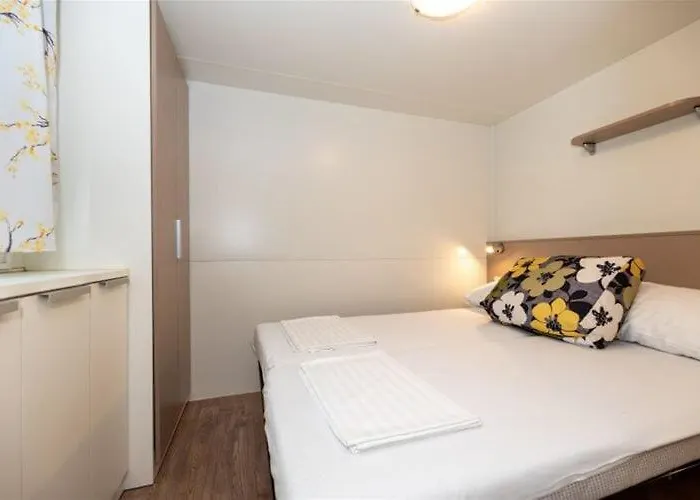 別荘 Mobile Homes Camping Kozarica In